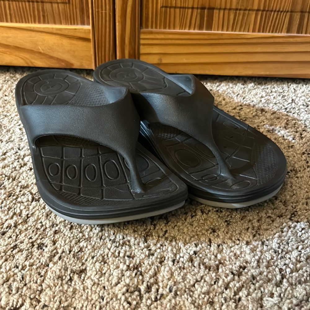 Aetrex Lynco black orthotic flip flops